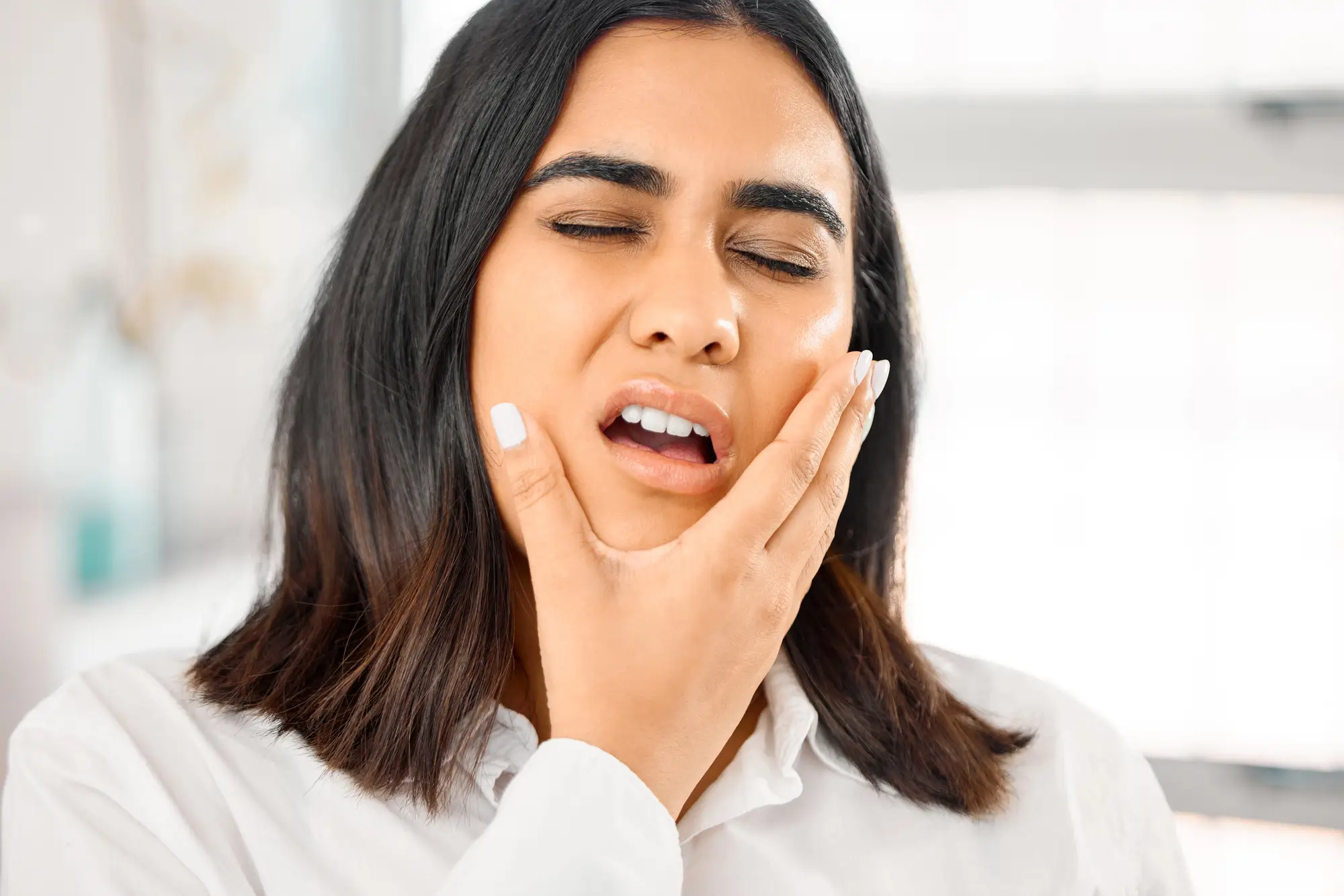 Woman with dental pain seeking an Emergency Dentist Franklinville NJ.
